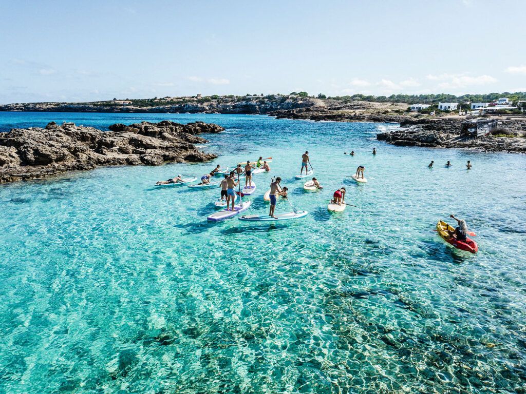 ESP ¡Al agua patos! 10 actividades acuáticas de explorar Ibiza y Formentera este verano
